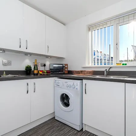 Holiday home Detached 3 Bedroom House - Gaerden - Parking - Rated - Netflix - Wifi - 98c Birmingham