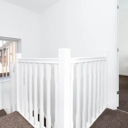 Detached 3 Bedroom House - Gaerden - Parking - Rated - Netflix - Wifi - 98c *